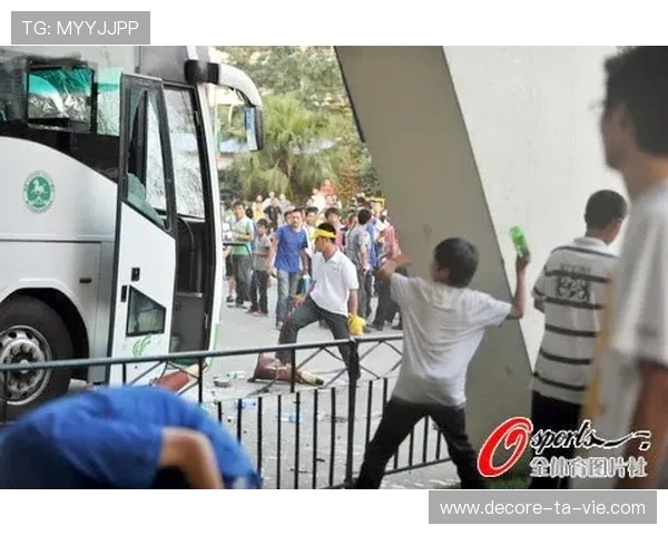 外媒:弗拉门戈远征球迷大巴发生侧翻事故致16人受伤 外媒:弗拉门戈远征球迷大巴发生侧翻事故致16人受伤