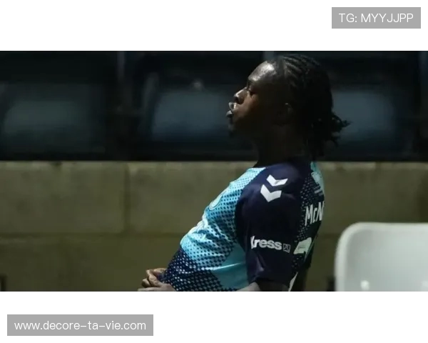 韦康比流浪者半场领先富勒姆 伍德罗破门助球队1-0占优