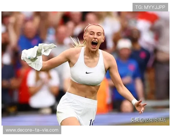 女足英联杯中发生暴力冲突,一名球员抓住对手脖子将其摔倒